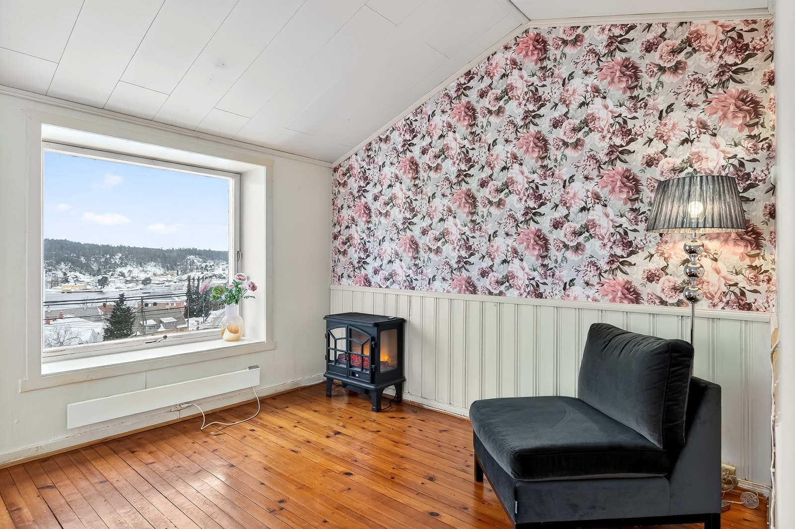 Flott utsikt fra boligen til Neskilen og nærområdet. Galleribilde