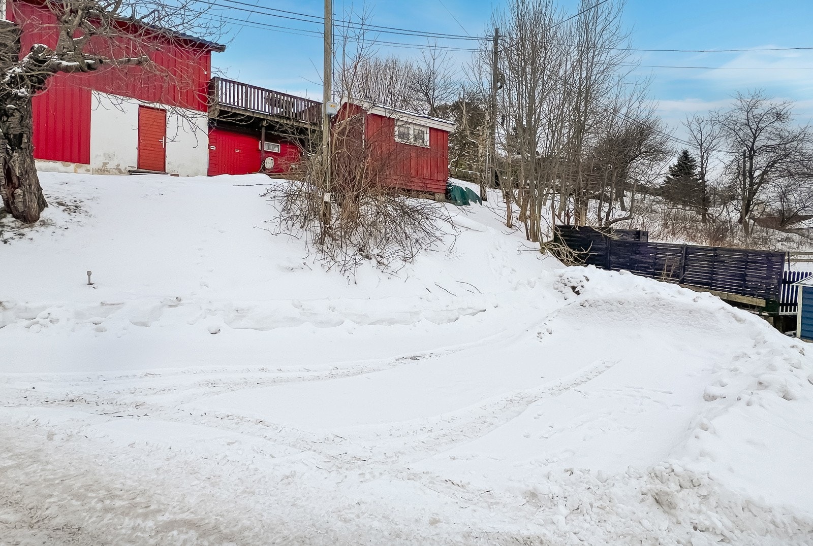 Arealet tilhører eiendommen og ligger rett nedenfor. Her har man parkeringsmuligheter. Galleribilde