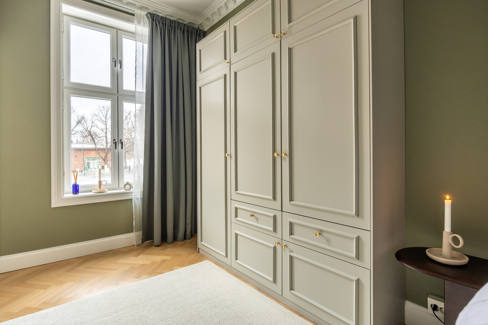 Rikelig med oppbevaringsplass i stor garderobe. Galleribilde