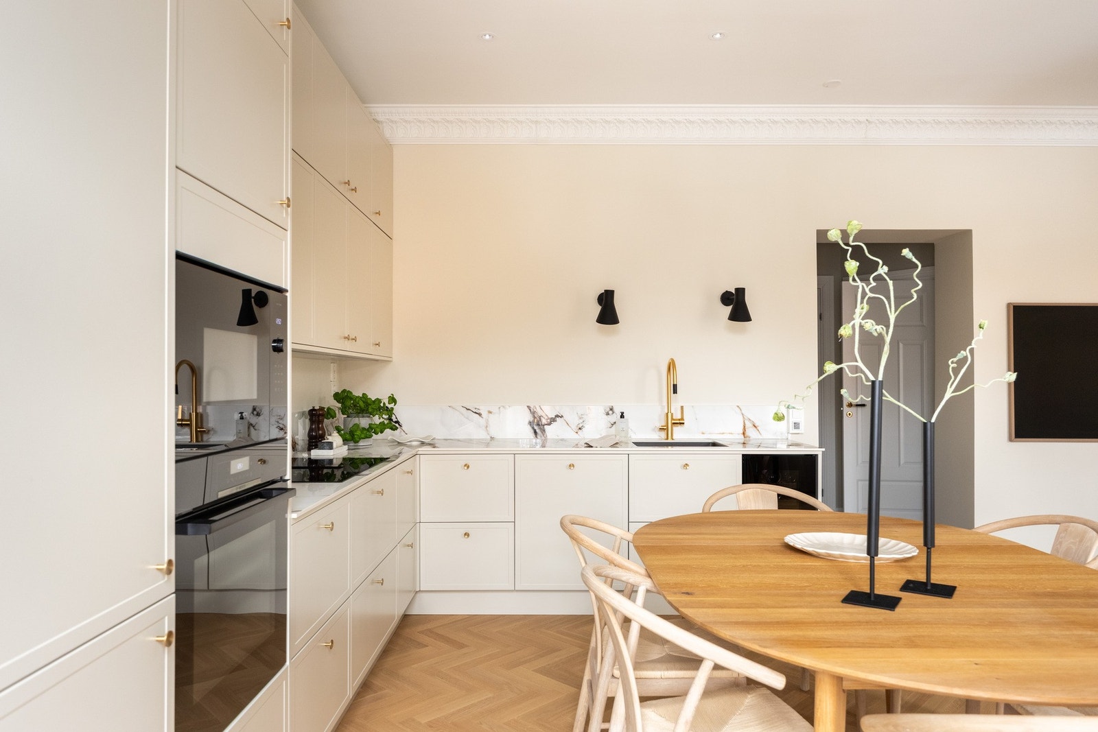 Det er god plass til å innrede med spisebord mellom stuen og kjøkkenet, med rom for hyggelige sosiale sammenkomster. Galleribilde