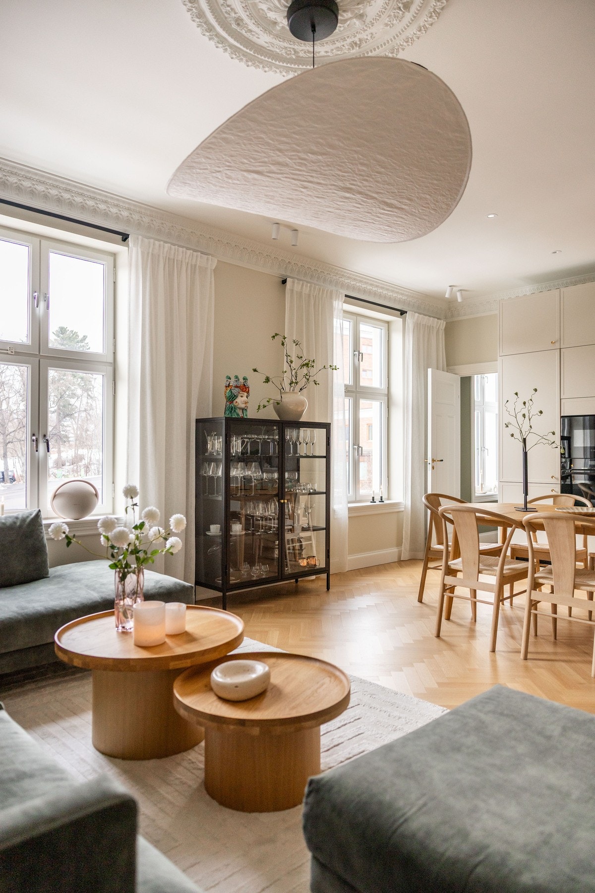 Legg merke til den generøse takhøyden, som er opptil ca. 3 meter. Galleribilde