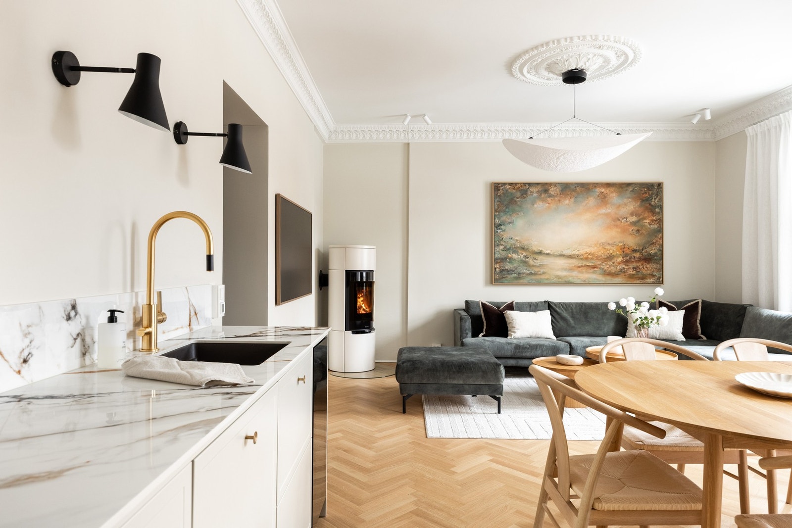 Flotte stukkaturer og rosetter i tak understreker det klassiske preget fra forrige århundre. Galleribilde