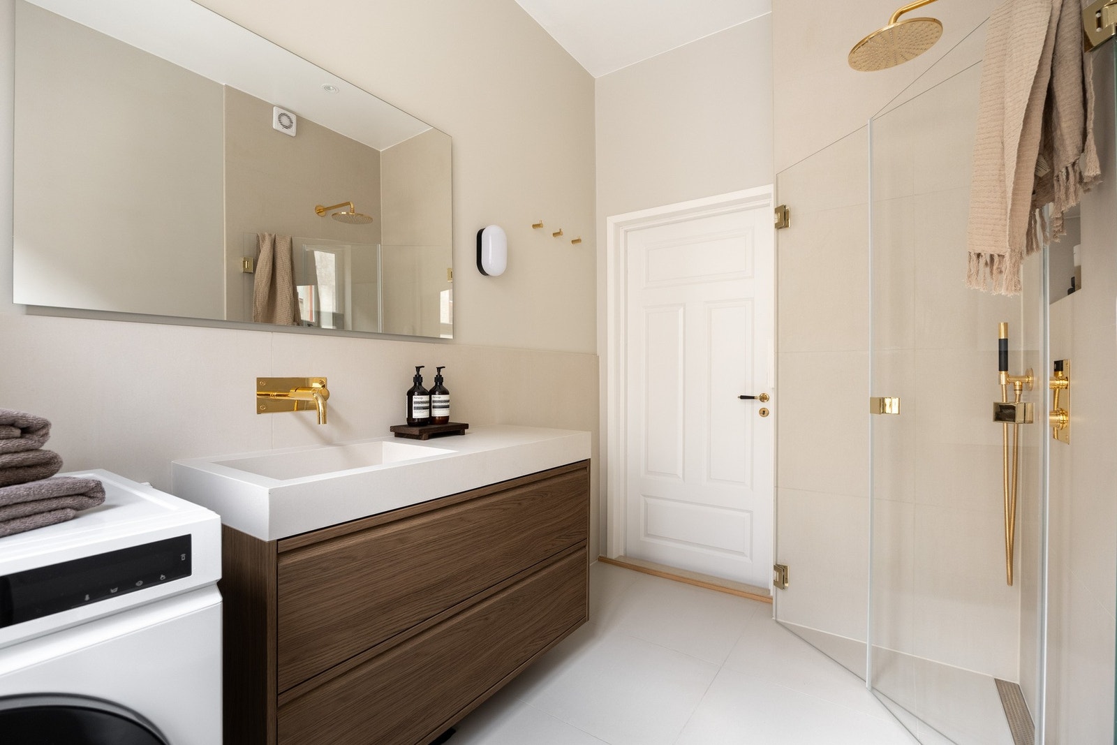 Det er opplegg og plass for vaskemaskin. Galleribilde