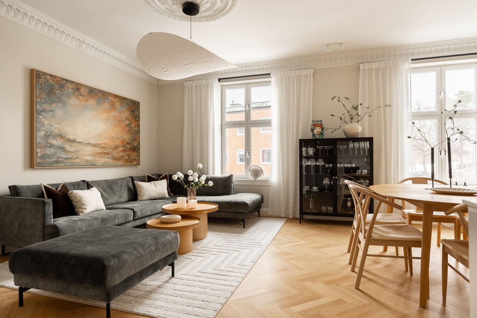 Store vindusflater slipper inn rikelig med naturlig lys, og bidrar til en god romfølelse. Galleribilde