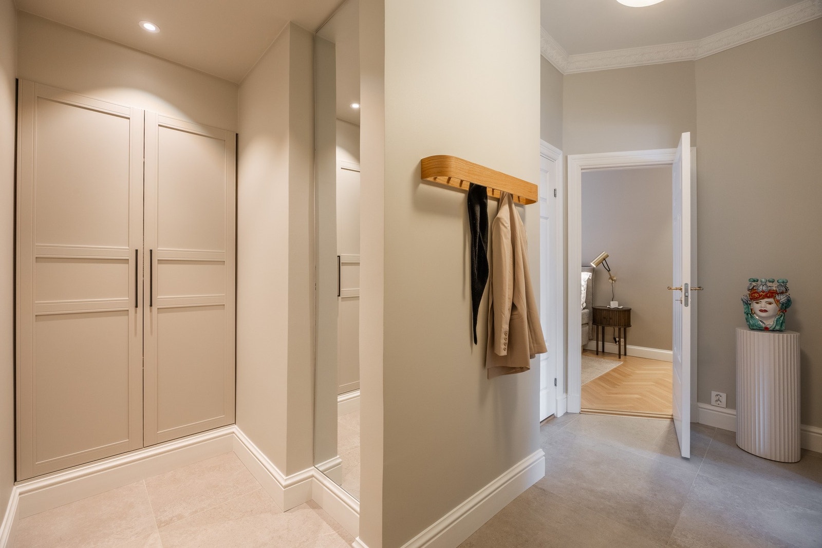 Entréen/hallen er romslig med god plass for klesoppheng og oppbevaring av sko. Galleribilde