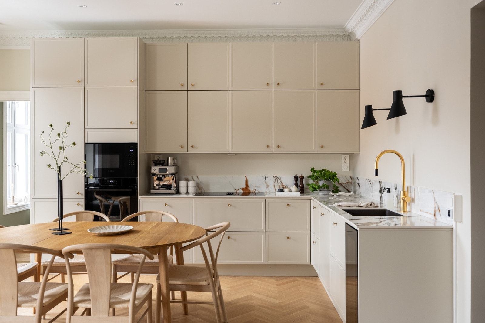 Lekker kjøkkeninnredning fra 2024 med rikelig av skap- og benkeplass. Galleribilde