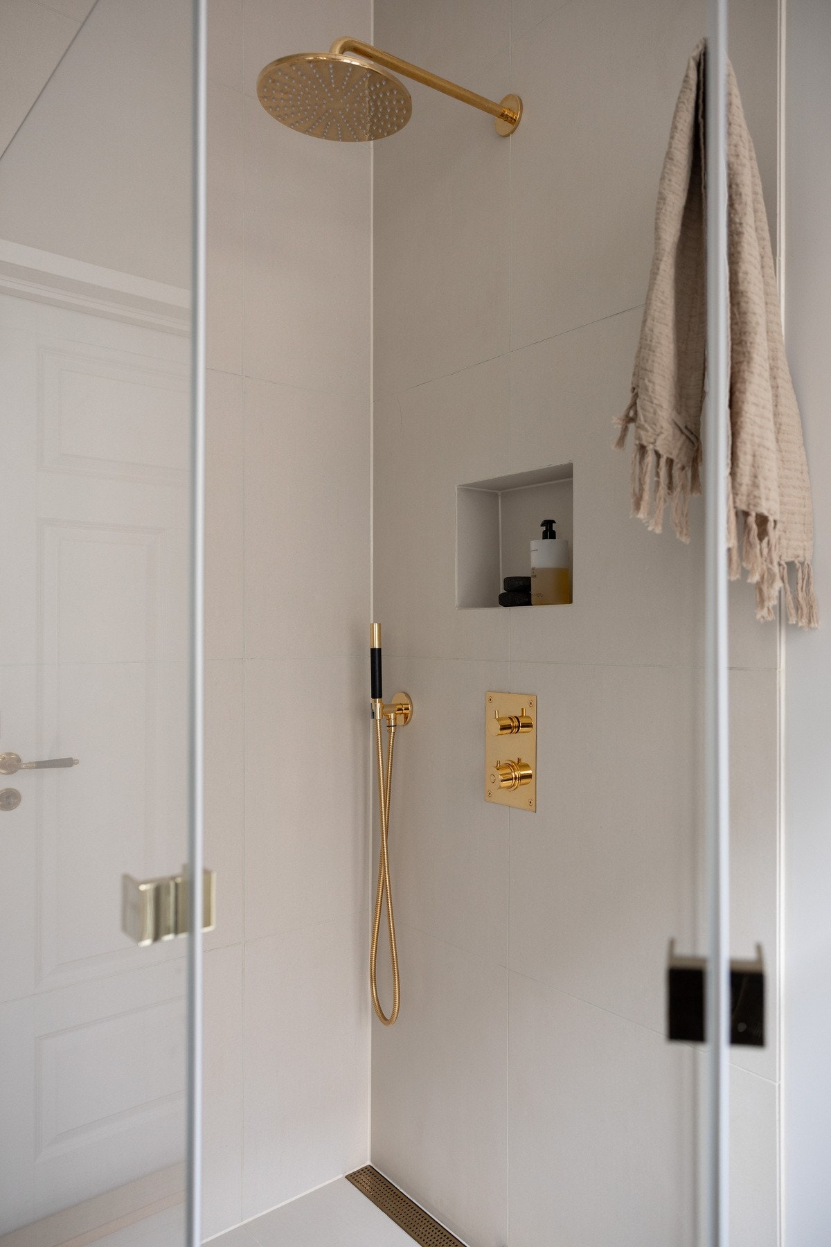 Romslig dusjhjørne med innebygd armatur. Galleribilde