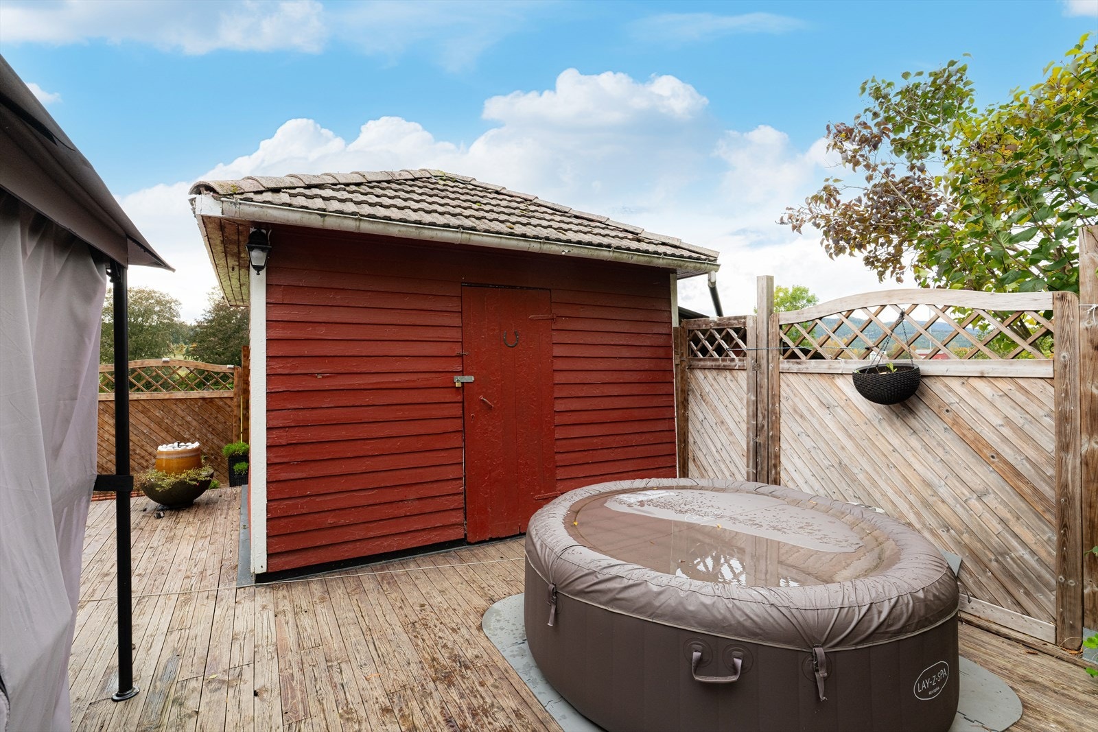 Til eiendommen medfølger tilleggstomt som i dag benyttes som hage. Tomtestørrelse på til sammen 1 628,50 m², gjelder Gnr. 8 og Bnr. 103/Bnr.455. Galleribilde