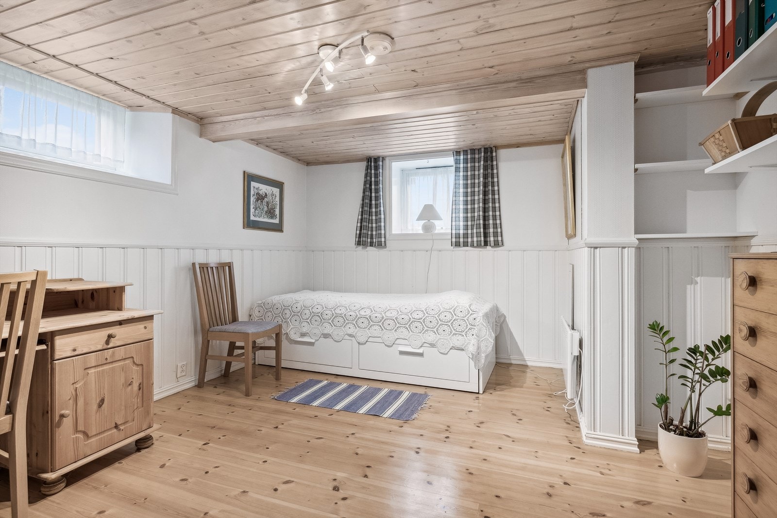 Rom i kjeller innredet og omgjort til soverom uten at dette er søkt om og uten at nødvendig godkjennelse er gitt av kommunen. Galleribilde