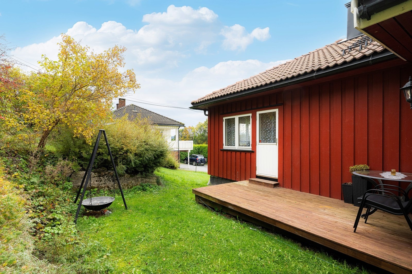 Terrassen ligger skjermet til og har fin plass til utemøblement. Galleribilde