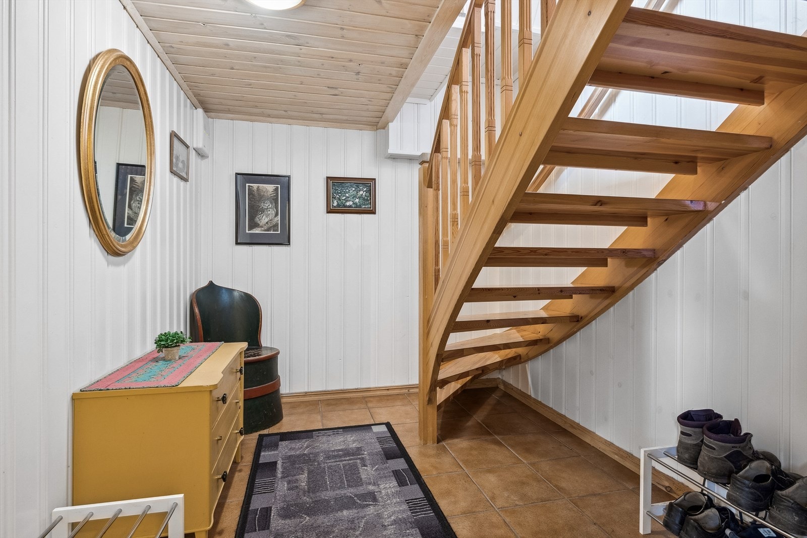 Fra entré er det videre tilkomst til gang med fin plass til sko- og yttertøy. Galleribilde