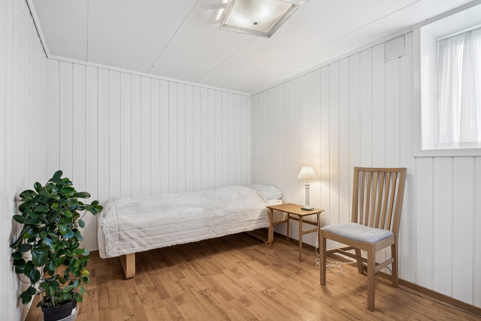 Rom i kjeller innredet og omgjort til soverom uten at dette er søkt om og uten at nødvendig godkjennelse er gitt av kommunen. Galleribilde