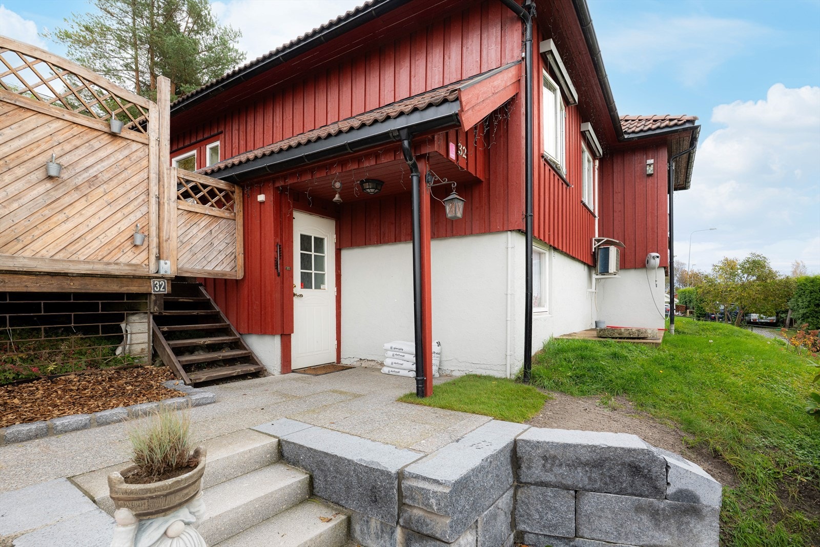 Hyggelig inngangsparti med trapp opp til lun og skjermet terrasse. Galleribilde