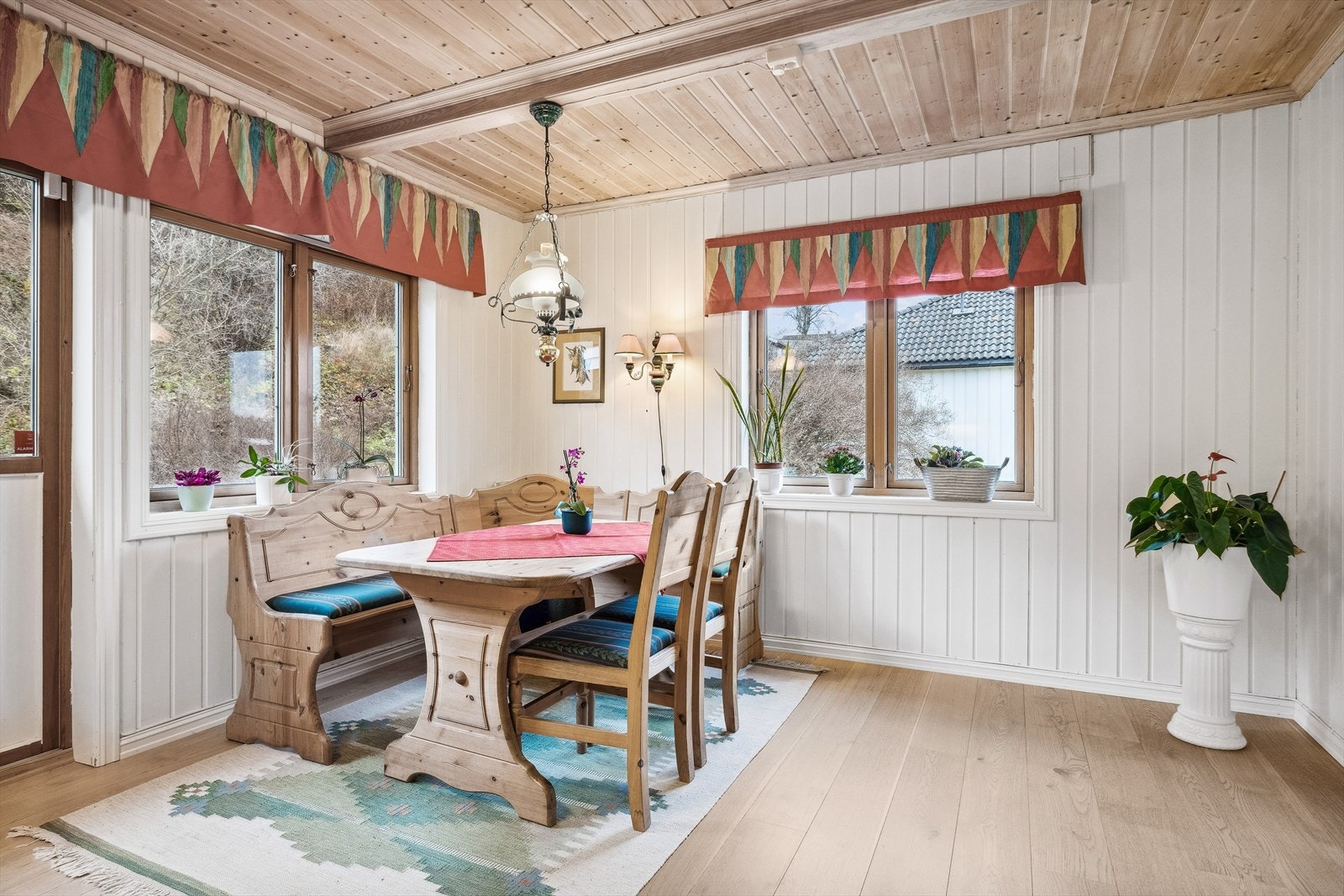 Spisestuen ligger i åpen løsning med kjøkkenet, med gode rammer for sosialt samspill. Her er det godt med lysinslipp fra flere vindusflater samt verandadør ut til en hyggelig terrasse. Galleribilde