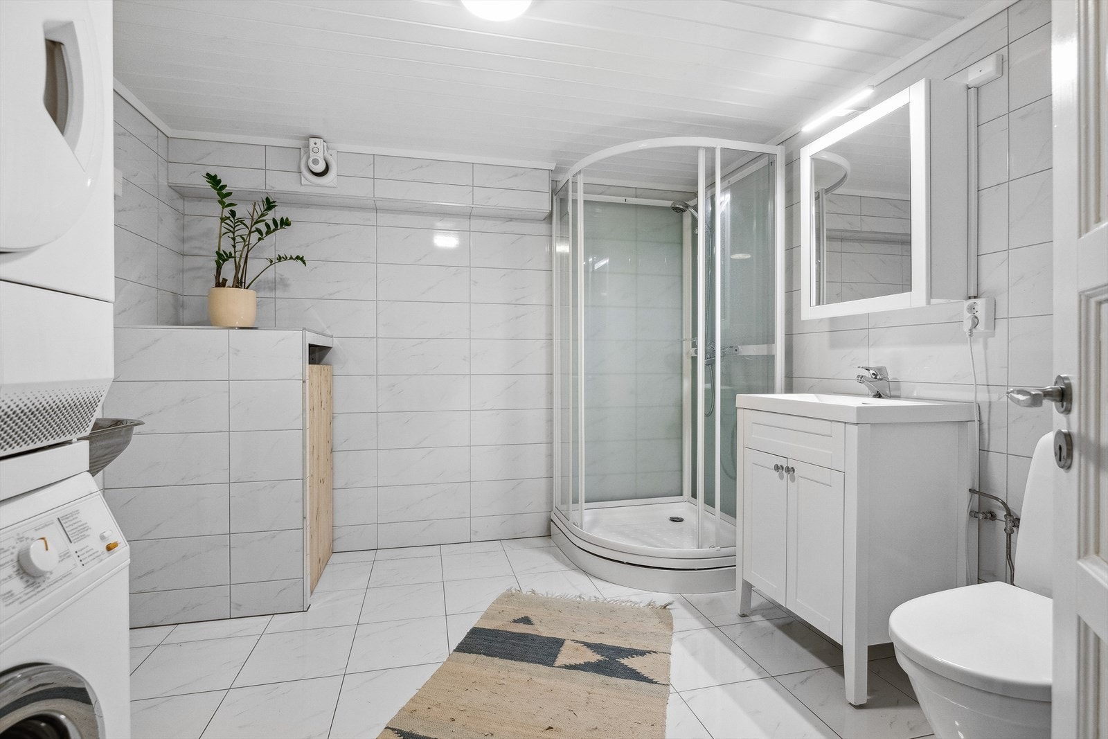 Lyst og delikat baderom i kjeller som er pusset opp i 2017. Galleribilde