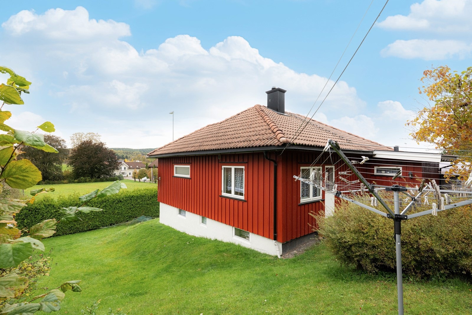 Boligen ligger fint til i landlige omgivelser på Fossum. Det tar ca. 10 minutter å kjøre til Skien sentrum med alle servicefasiliteter du trenger i hverdagen. Galleribilde