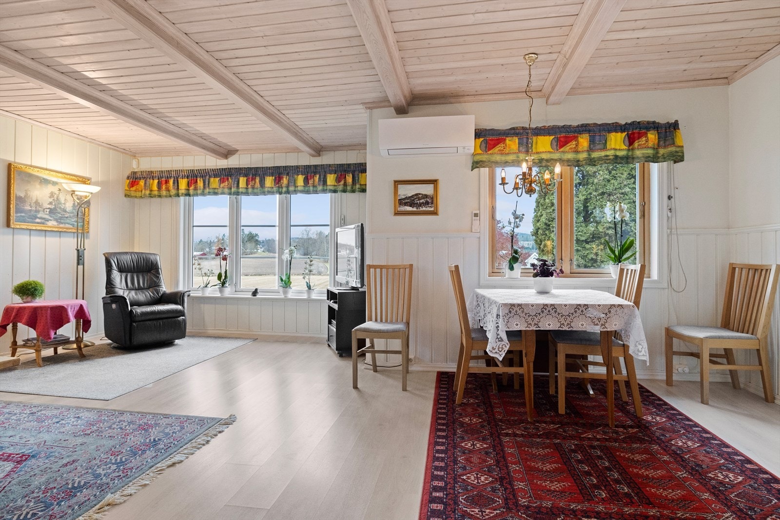 Stuen har flere gode vindusflater som slipper inn rikelig med naturlig lys samt gir hyggelig utsyn. Galleribilde