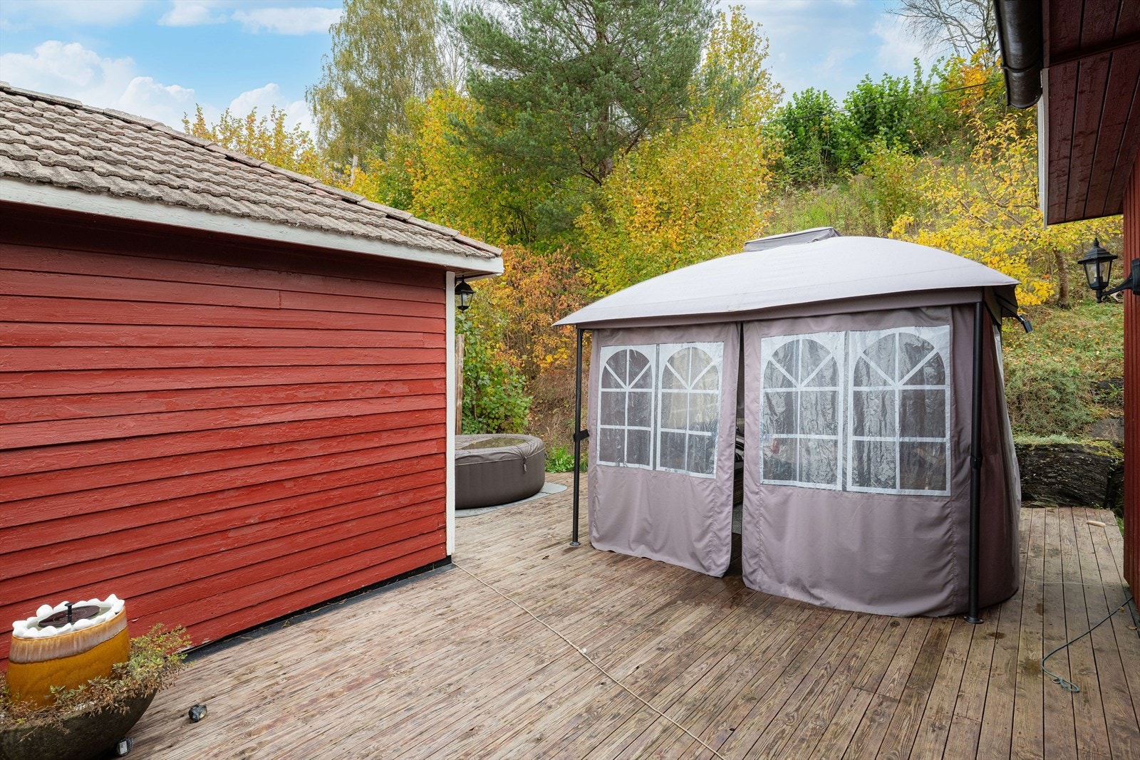 Her er det god plass til utemøblement i ulike soner. Galleribilde