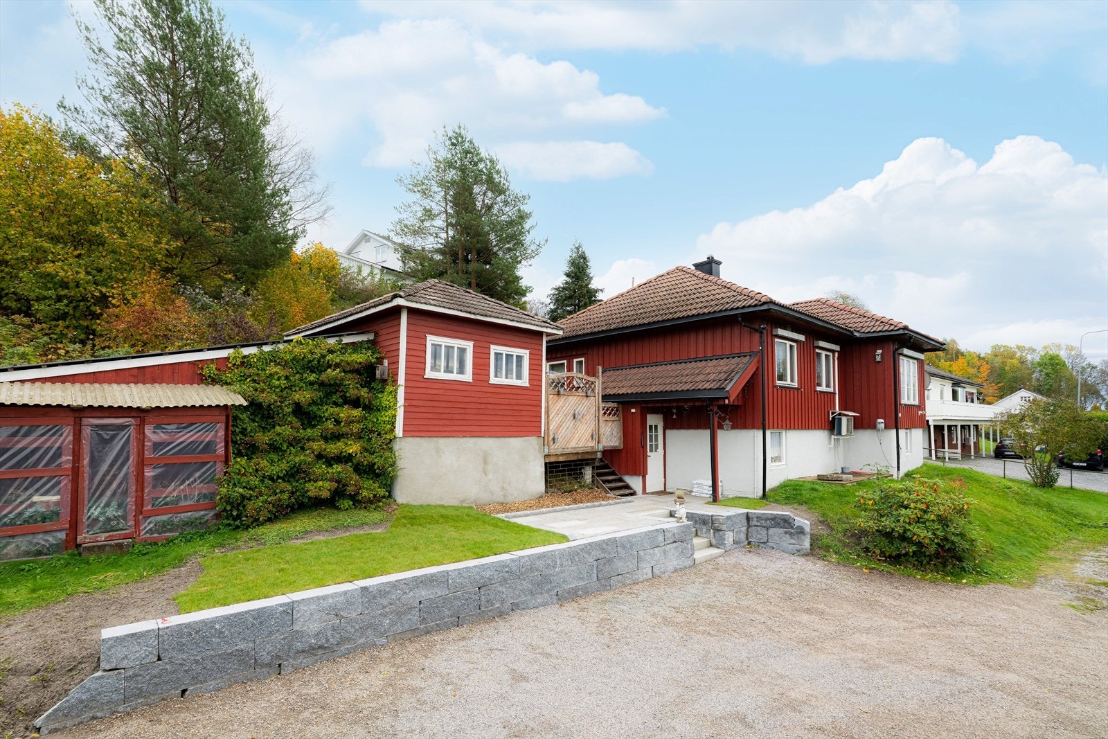 I 2025 ble det lagt nye granittheller og kantstein ved boligens inngangsparti. Galleribilde