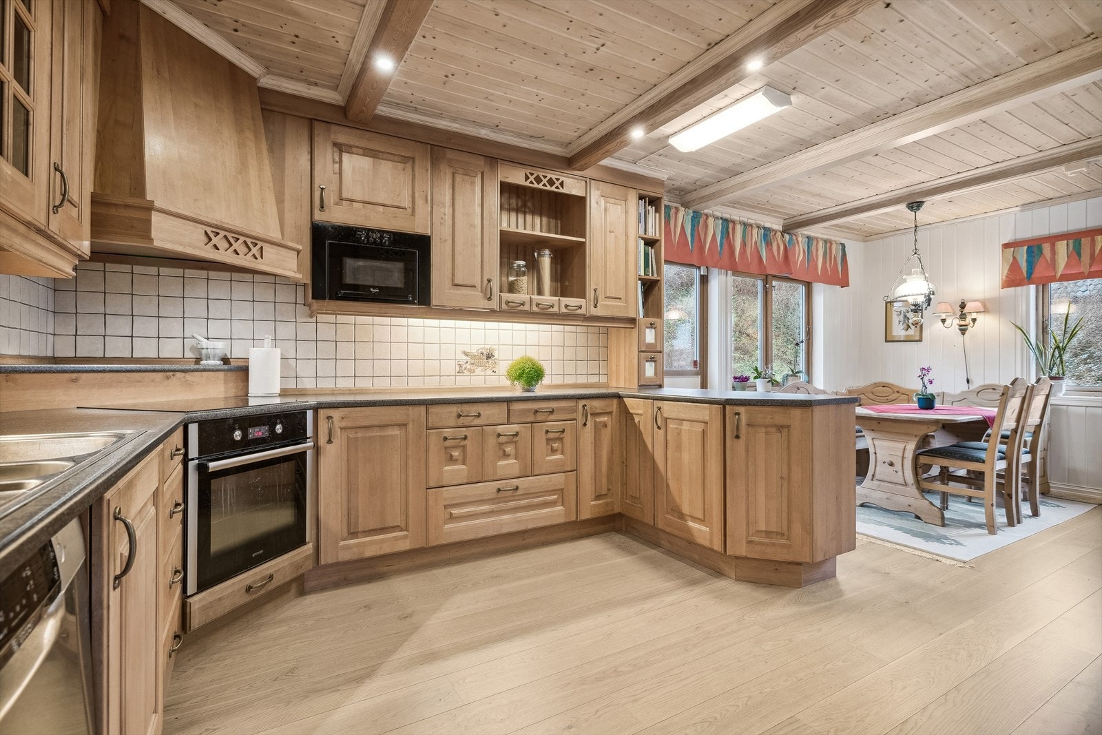 Kjøkkenet byr på rikelig med oppbevaringsplass i skap og skuffer samt gode arbeidsplater på laminert benkeplate. Galleribilde