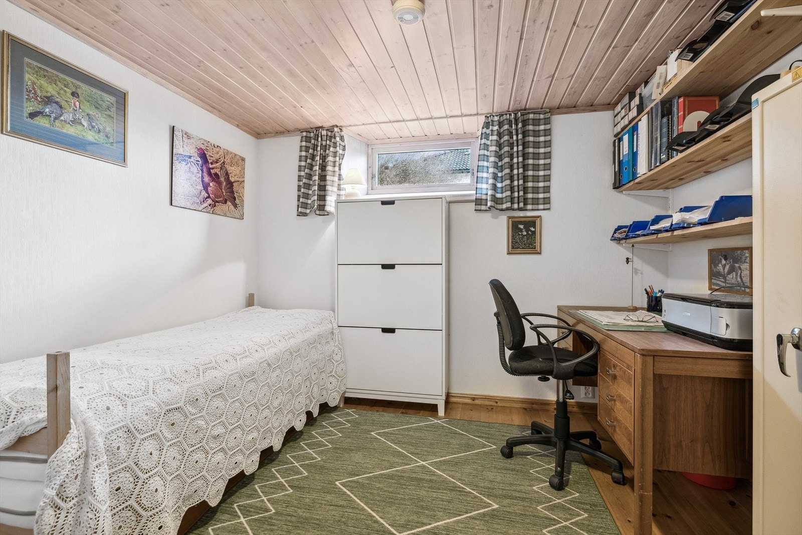 Rom i kjeller innredet og omgjort til soverom uten at dette er søkt om og uten at nødvendig godkjennelse er gitt av kommunen. I dag brukes rommet som bod. Galleribilde