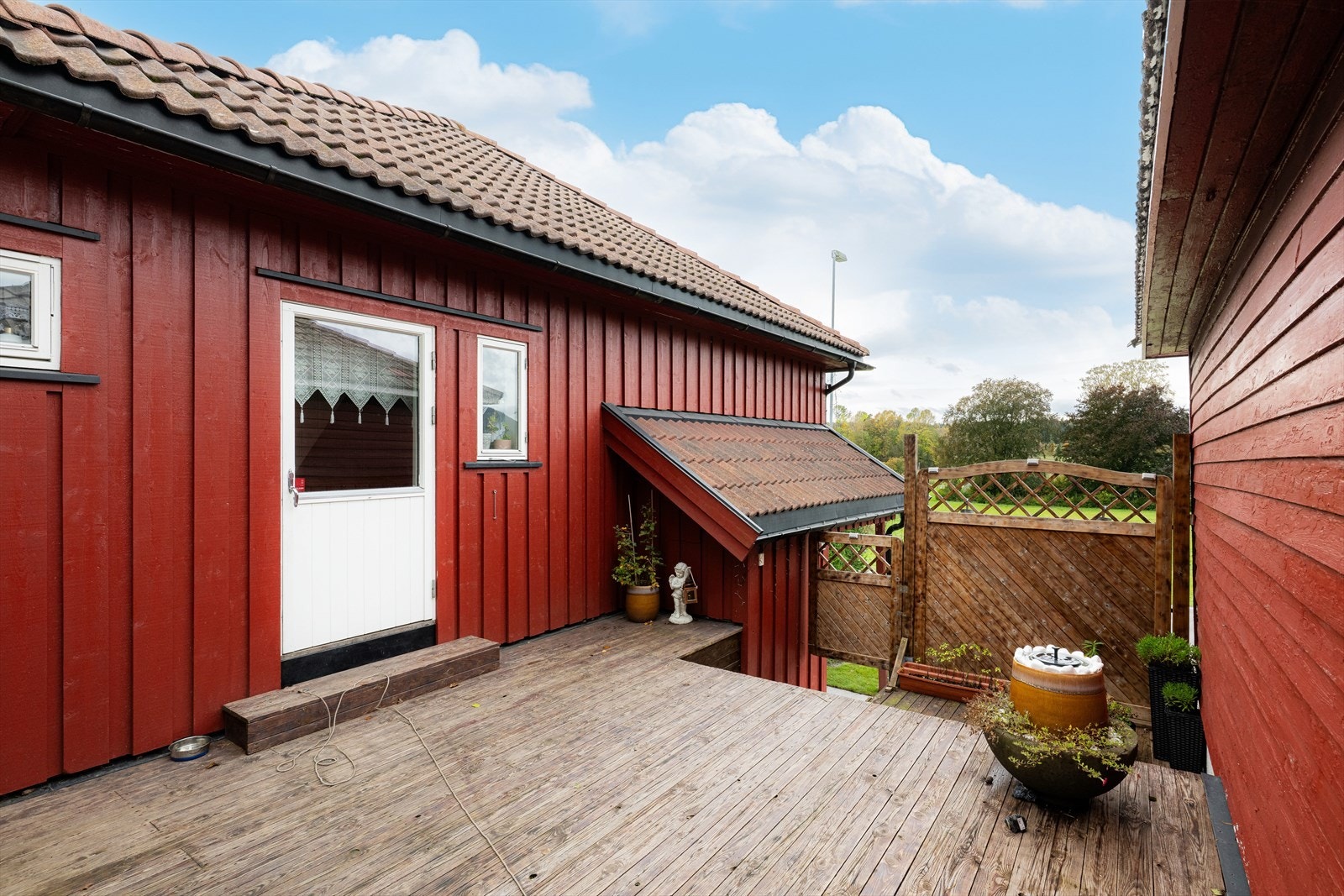 Boligen har flere hyggelige uteplasser med blant annet to markterrasser og en større terrasse med utgang fra 1. etasje. Galleribilde