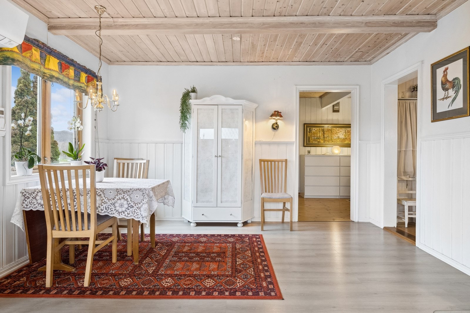 Stuen er romslig og har gode møbleringsmuligheter for både spisebord og sofagruppe. Galleribilde