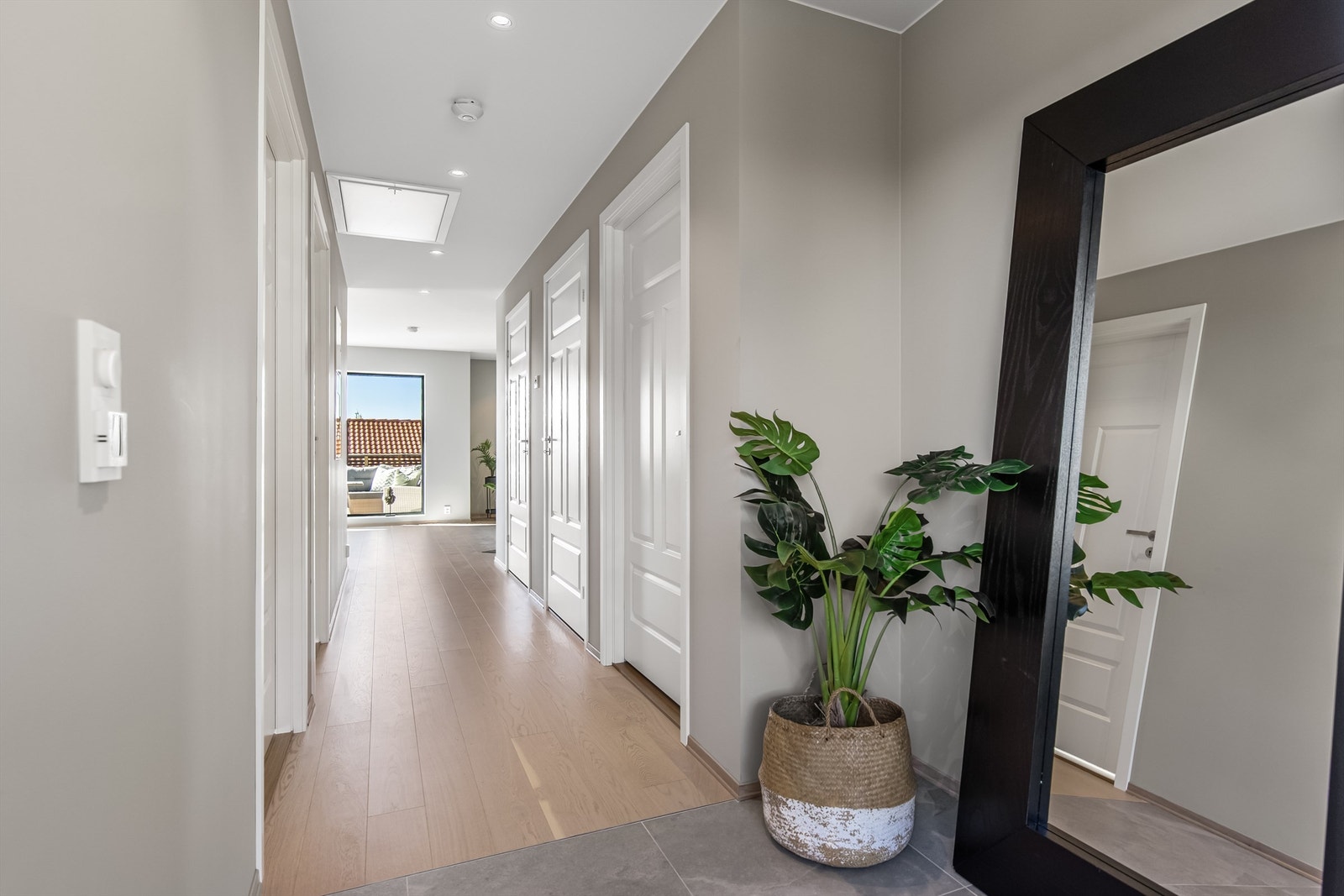 Flislagt gulv i entreen og avsatt plass til skyvedørsgarderobe (bilde er fra leilighet i 2. etasje) Galleribilde