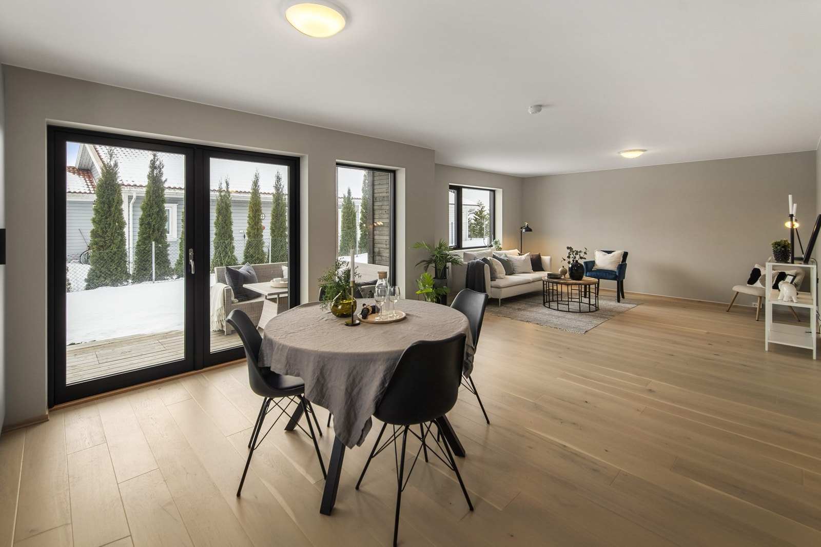 Listefritt og moderne fargevalg er gjennomgående med sorte detaljer Galleribilde