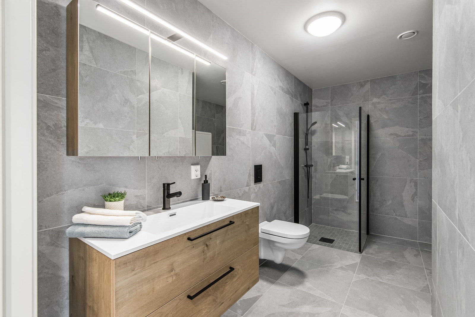 Badet er flislagt med varmekabler i gulv Galleribilde