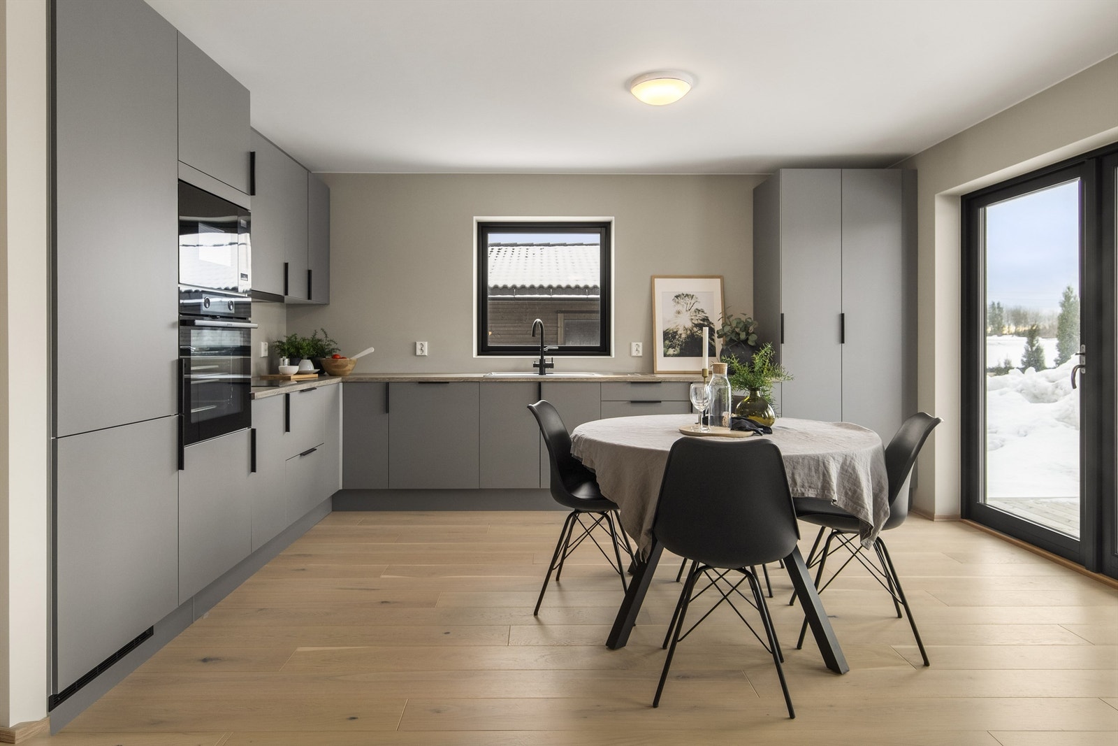 Gjennomgående høy standard med lekre gulv og slette malte overflater i moderne fargevalg Galleribilde