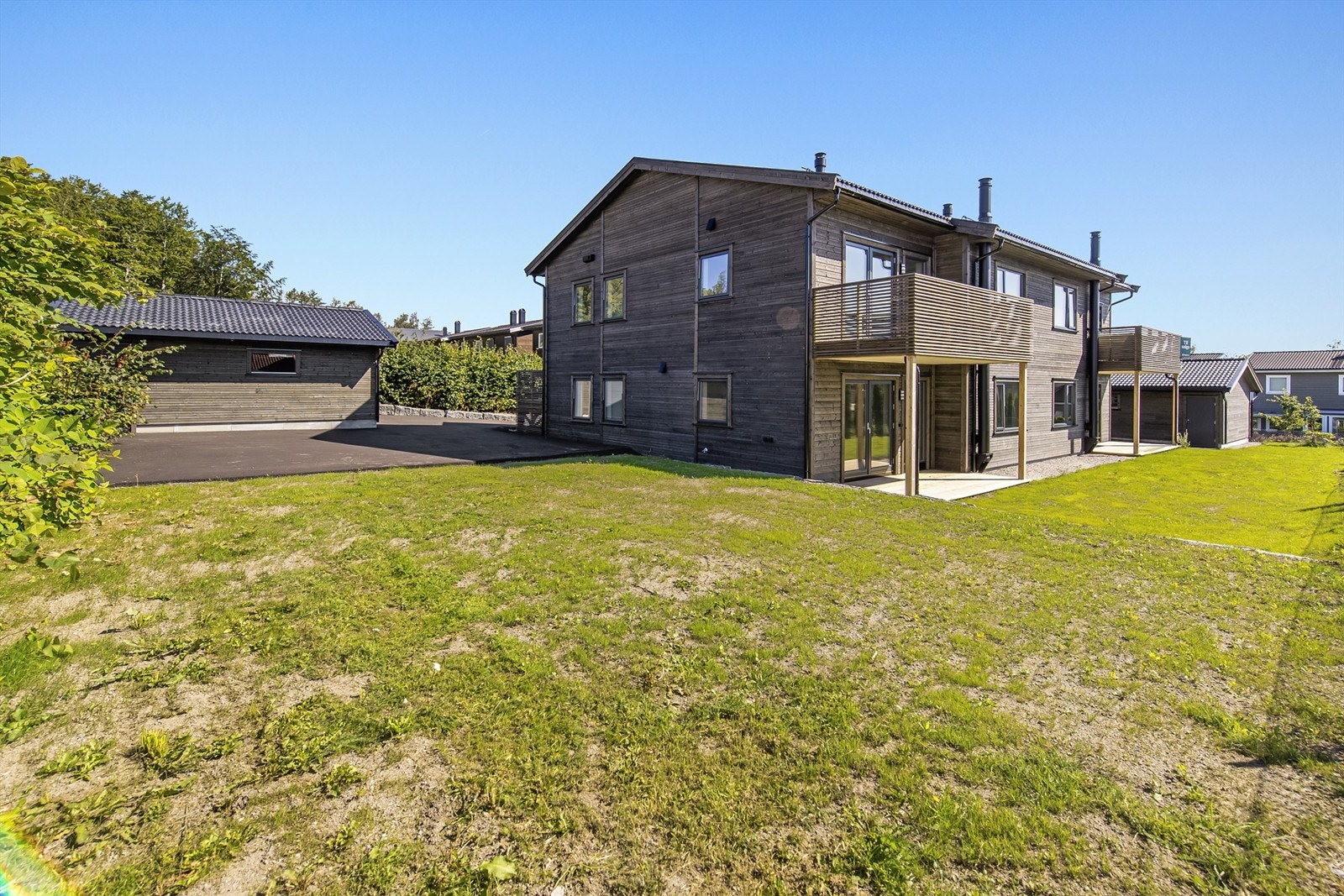 Ny, moderne leilighet i 1. etasje med garasje (arkivbilde) Galleribilde