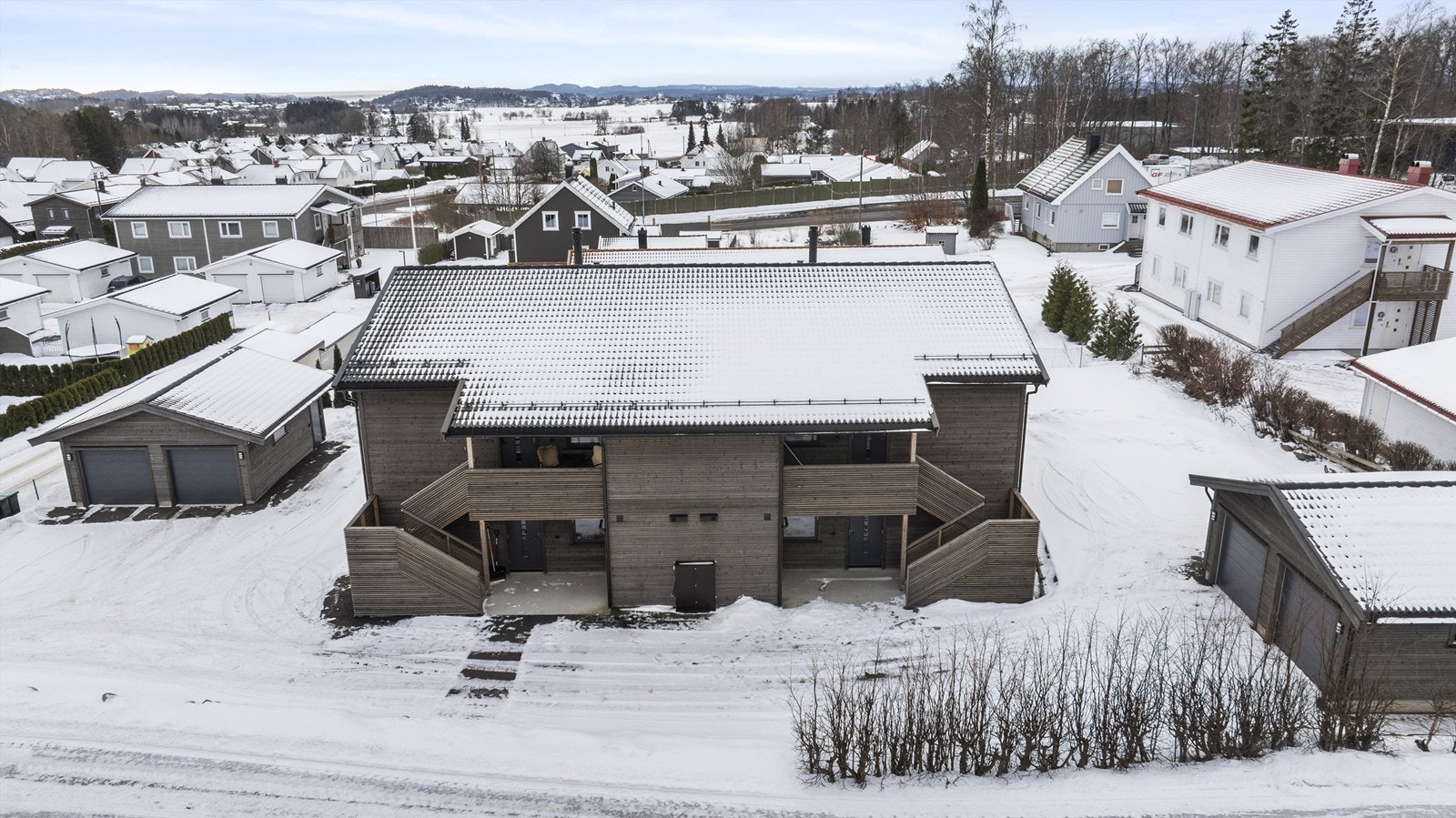 Asfaltert gårdsplass og plensatt hage Galleribilde