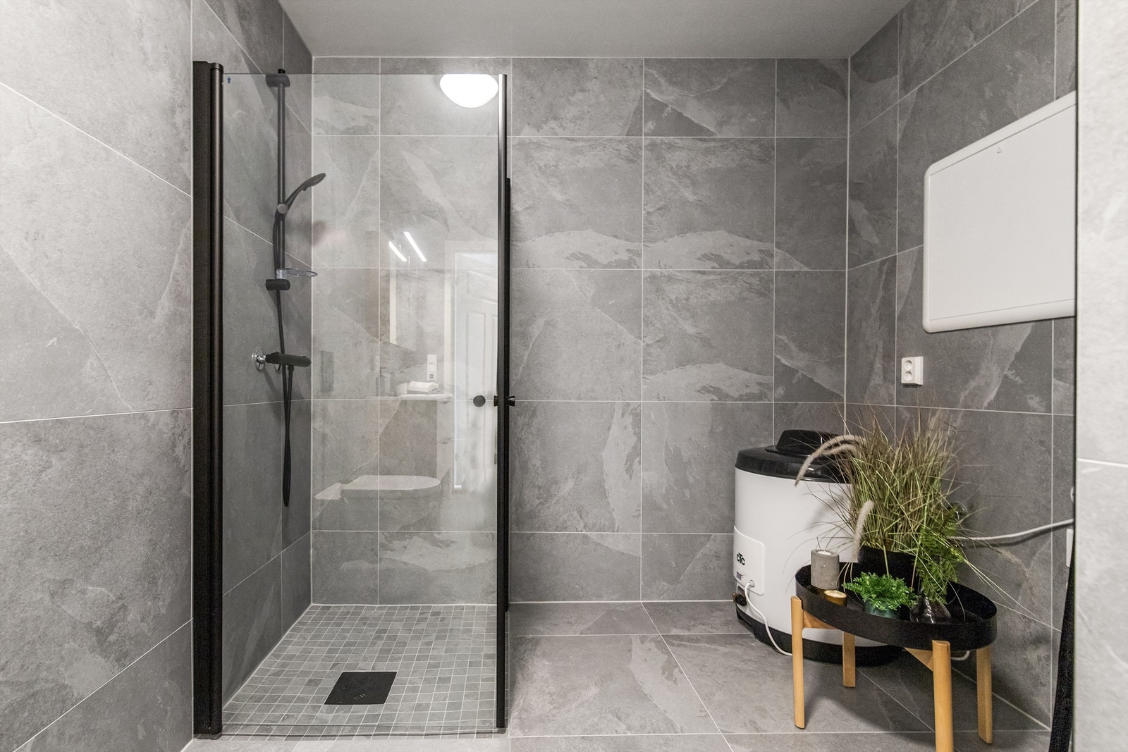 Badet har energivennlig varmtvannsbereder og avsatt plass til vaskemaskin/tørketrommel Galleribilde