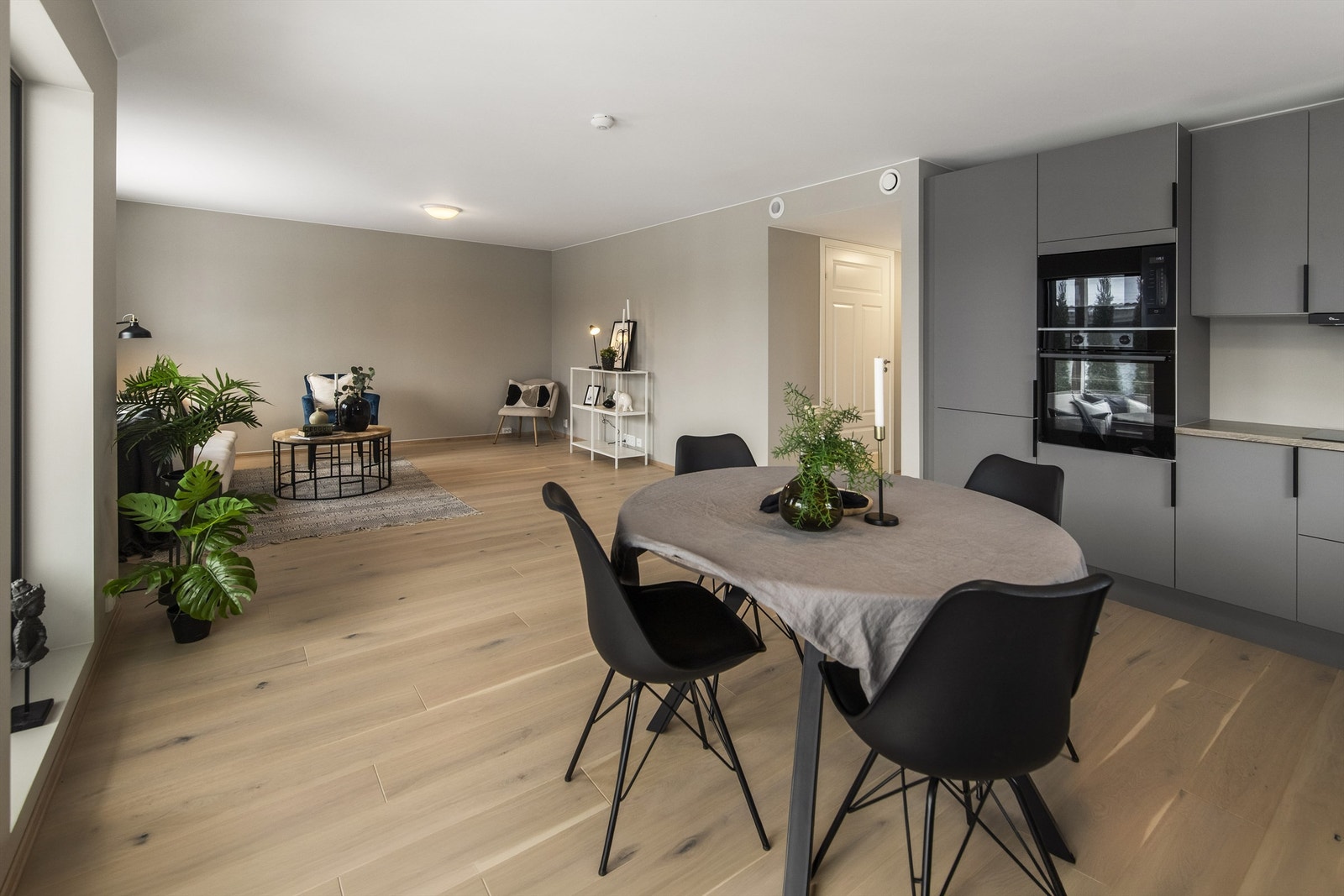 Romslig med god plass til både salong og spisestue Galleribilde