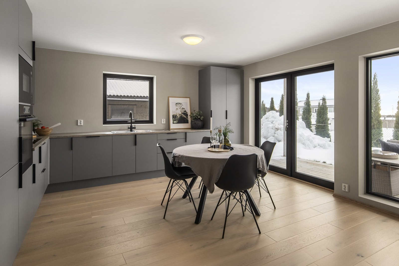 Store vindusflater gir naturlig godt lys til kjøkken og stue Galleribilde