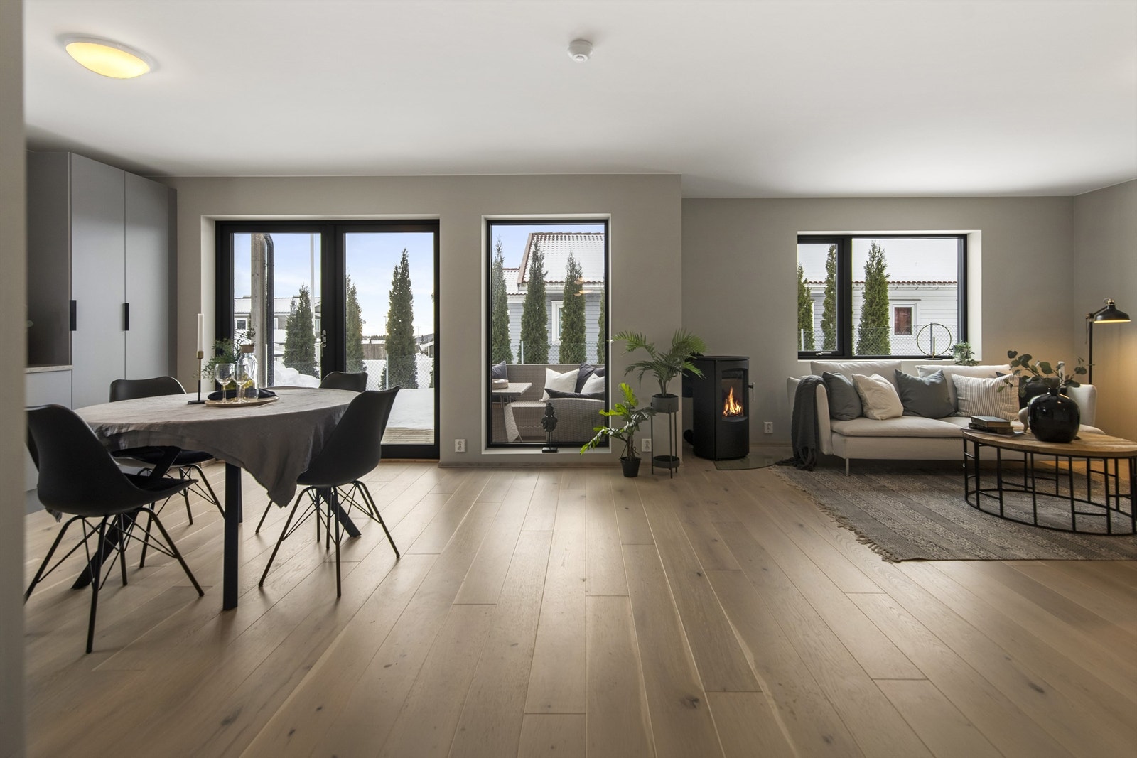 Leiligheten ligger i 1. etasje med terrasse og hage Galleribilde