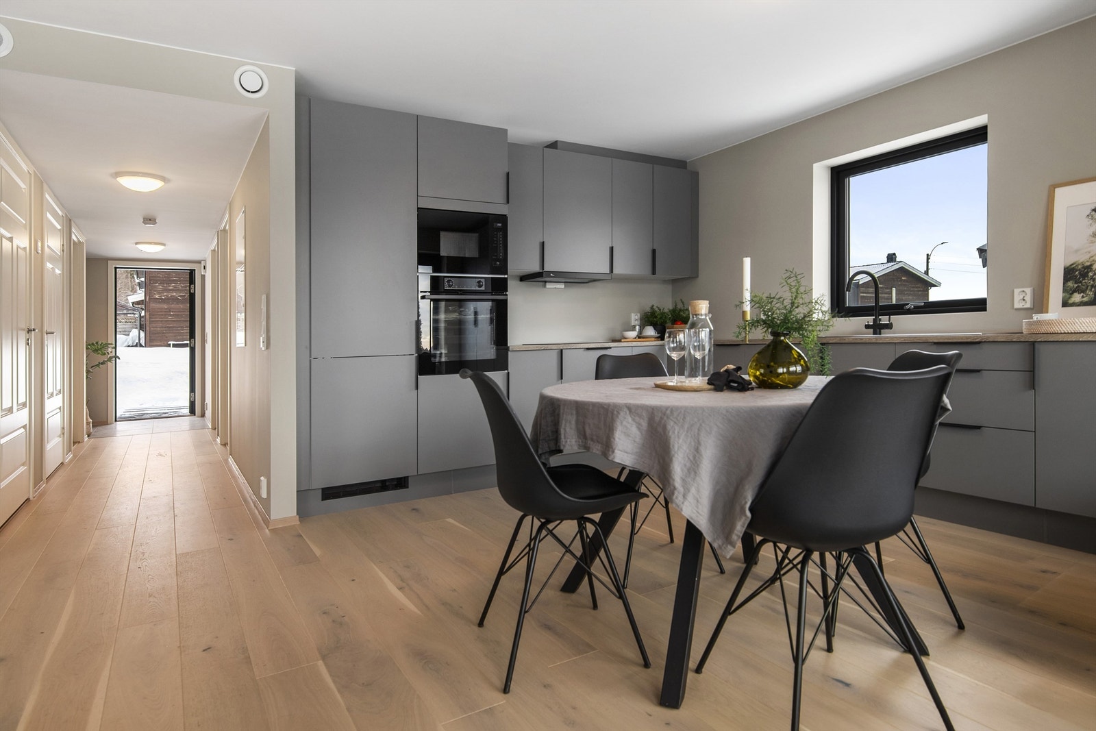 Entrè og gang med 3 soverom, bad og gjestetoalett, før man entrer stue/kjøkken i åpen løsning Galleribilde