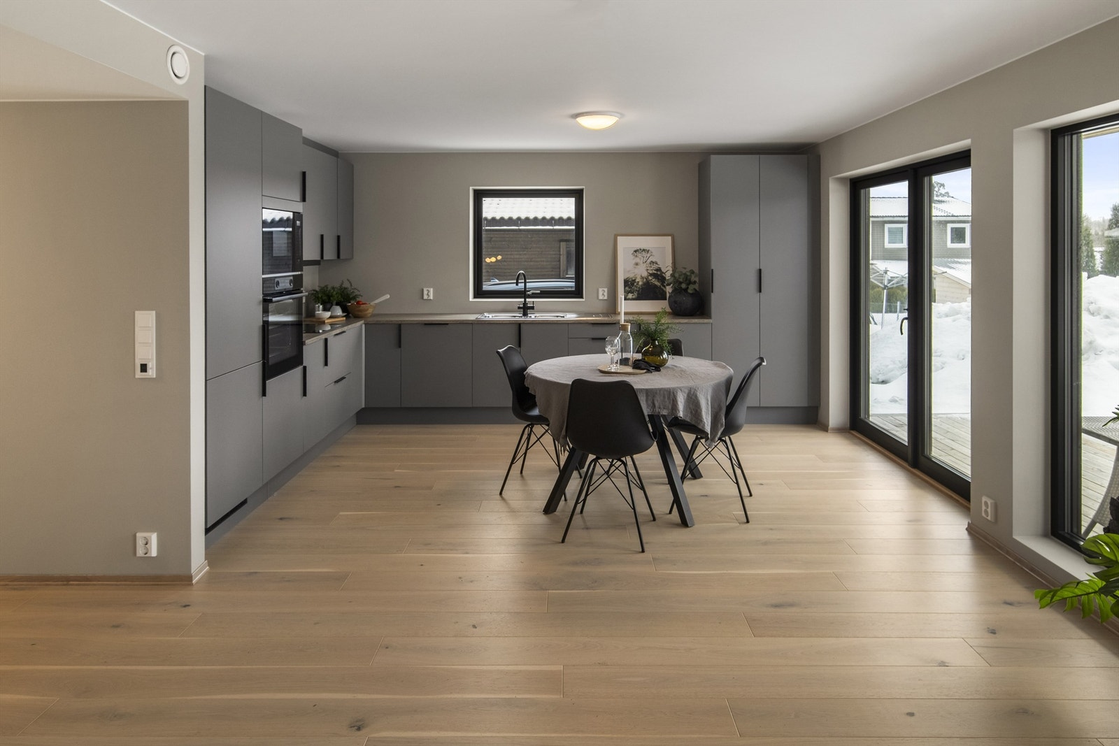 Kjøkkenet er fra HTH og med integrerte hvitevarer Galleribilde