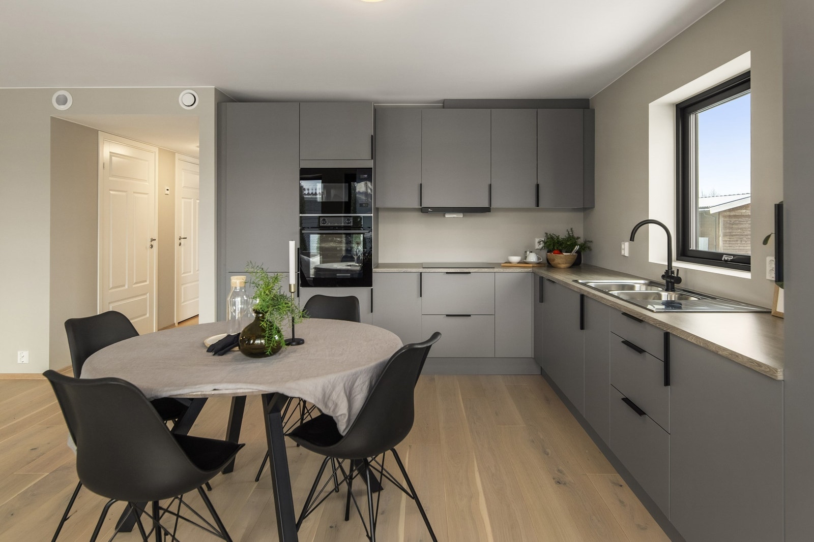 Bygget ihht TEK17 med balansert ventilasjon, varmekabler/folie og vedovn i stuen Galleribilde