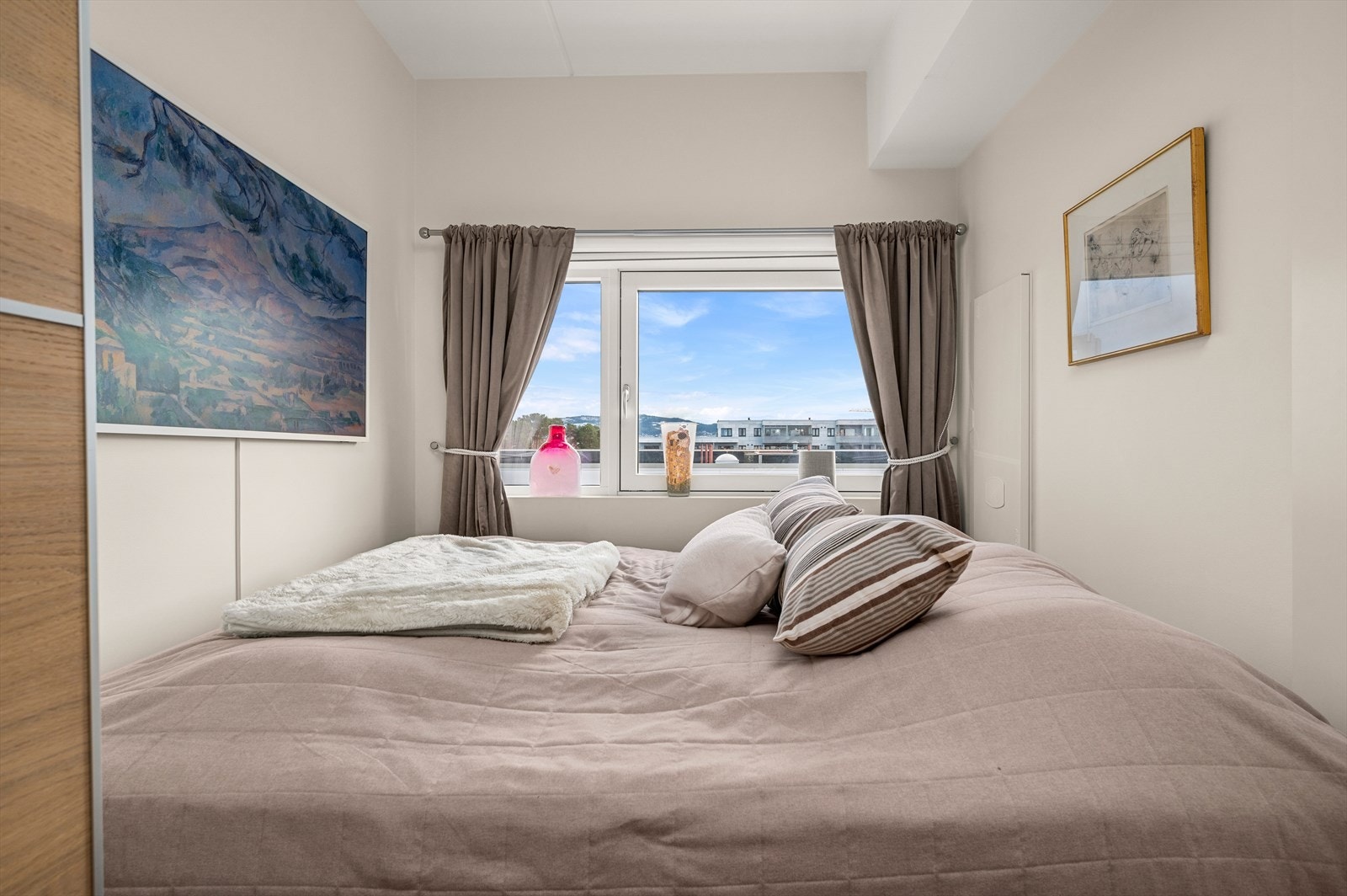 Leilighetens soverom er på hele 8 m² og har god plass til ønsket møblement. Galleribilde