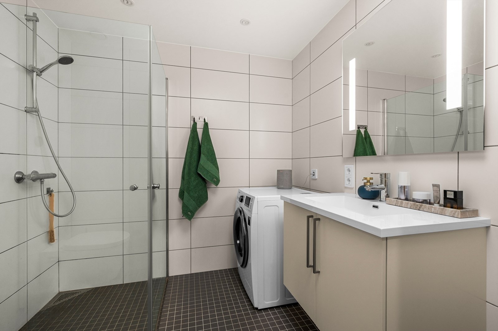 Pent flislagt bad på 4,5 m² med god skapplass i servantinnredningen. Galleribilde