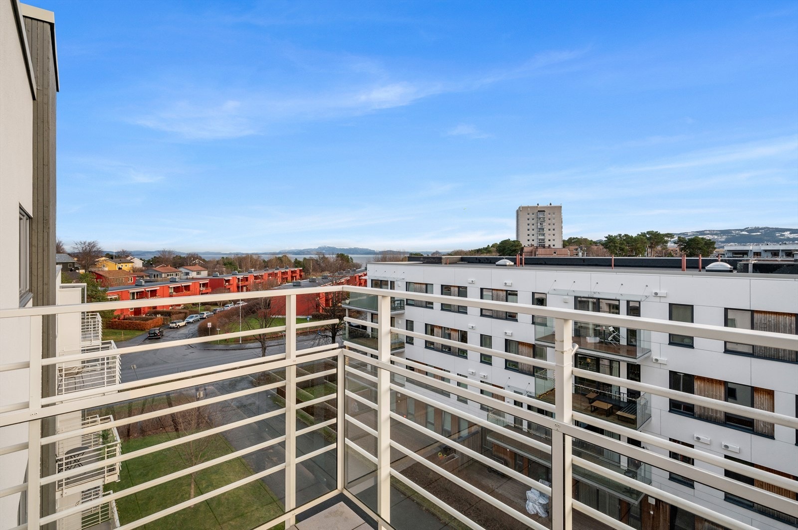 Balkongen er vendt mot sameiets fellesareal. Galleribilde