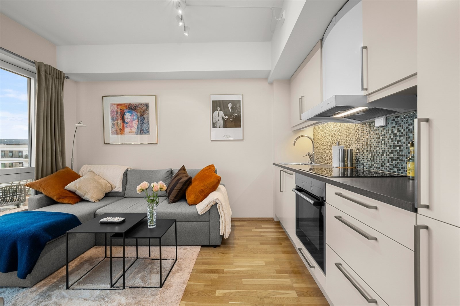 Integrerte hvitevarer på kjøkkenet inkluderer platetopp, stekeovn, oppvaskmaskin og kjøl/fryseskap. Galleribilde