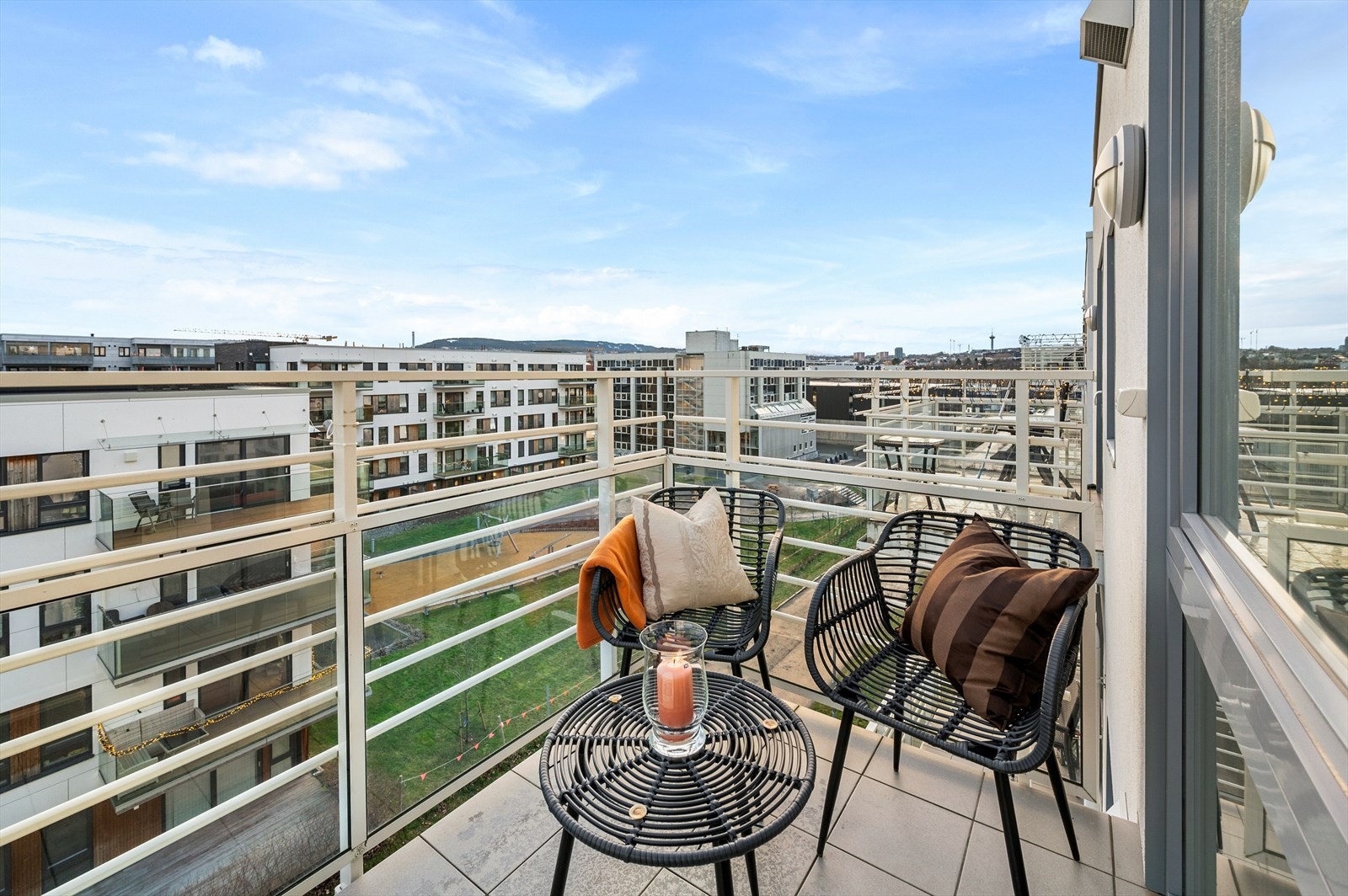 Fra stuen er det direkte adgang til leilighetens østvendt balkong på 4 m² - perfekt for morgensol. Galleribilde