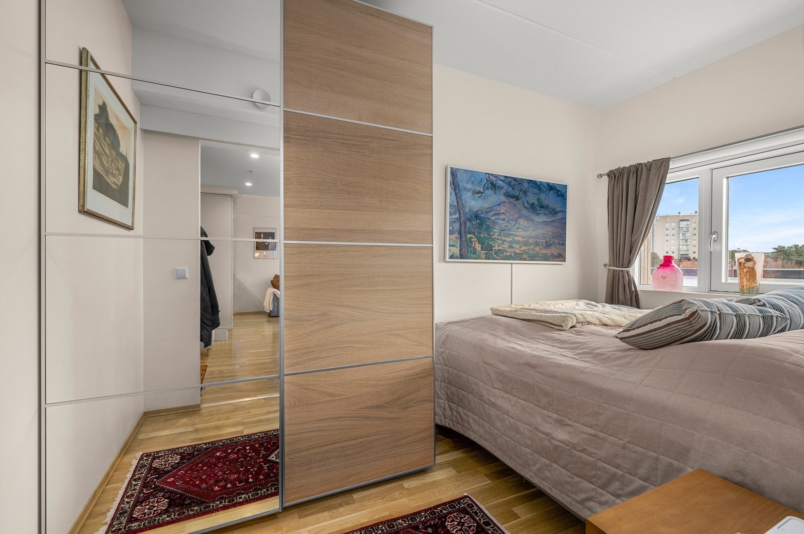 Her er det også skyvedørsgarderobe med god plass til oppbevaring. Galleribilde