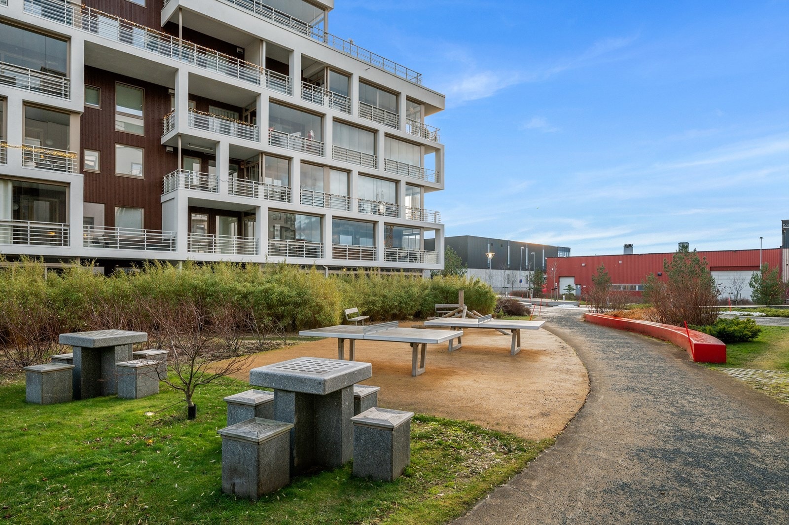 Ringve Park er et populært og veldrevet sameie med flott opparbeidede uteområder med grøntarealer, benker og bordtennisbord. Galleribilde