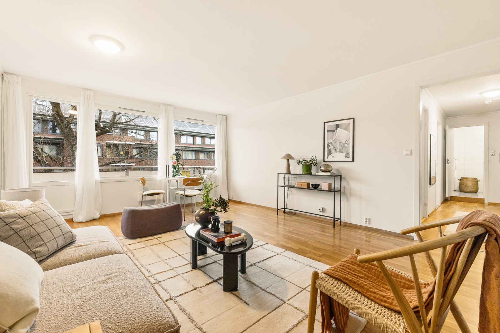 De store vindusflatene gir rommet en lys og luftig atmosfære. Galleribilde