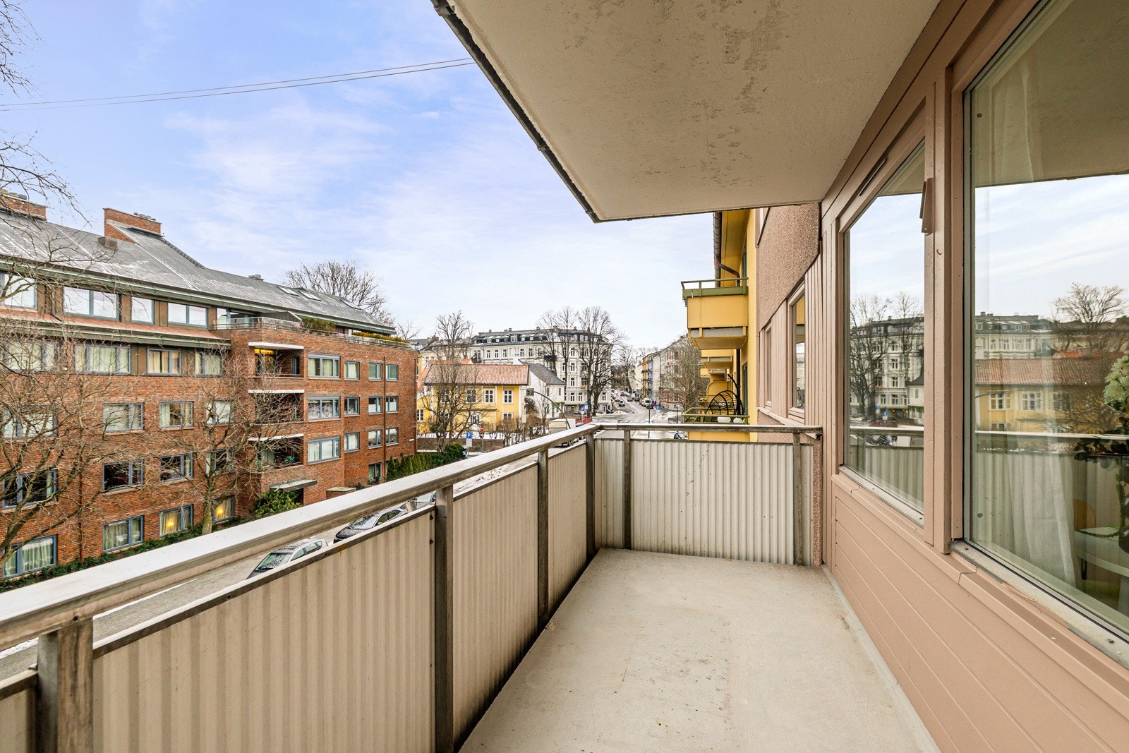 Balkongen har god plass til utemøblement og grill. Galleribilde