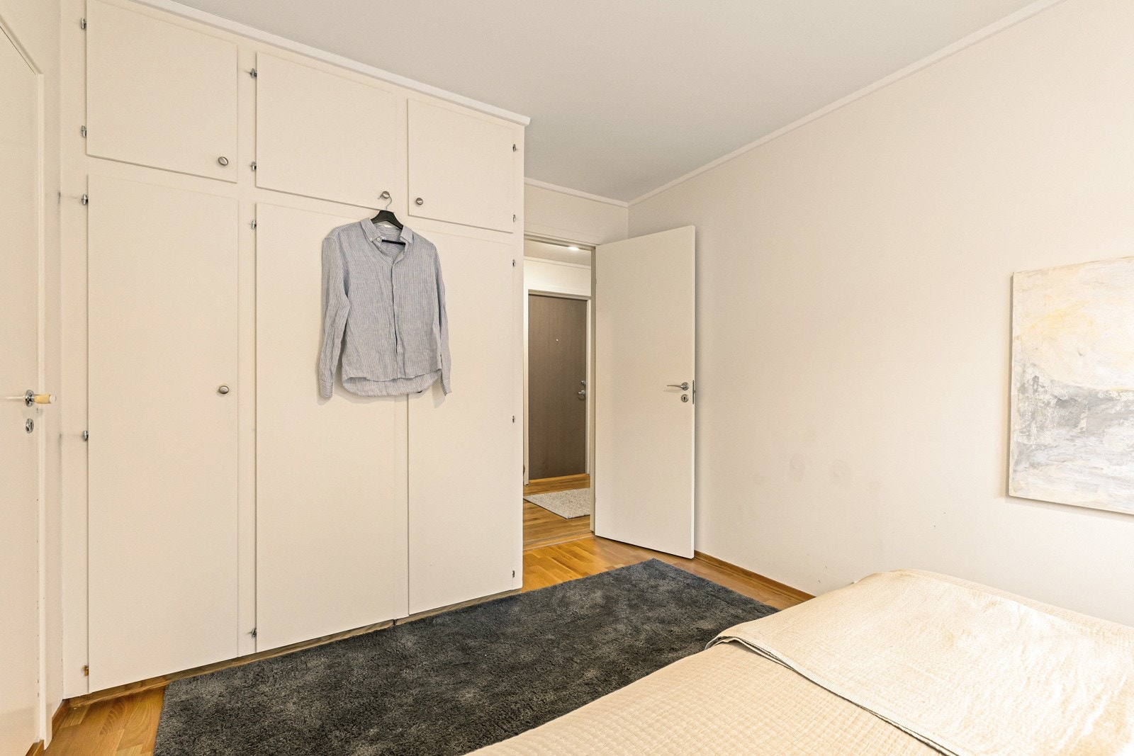 Rommet er innredet med en romslig garderobeskap som gir god oppbevaringsplass. Galleribilde